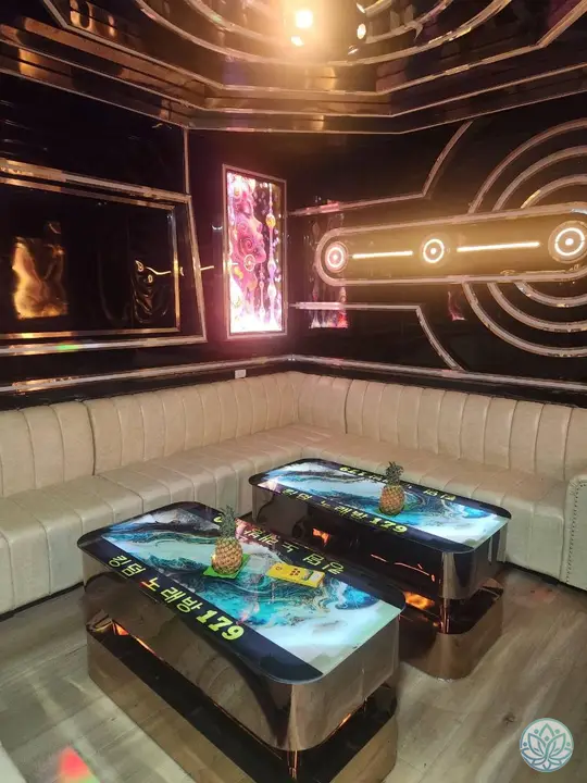 화려한 조명의 룸 인테리어