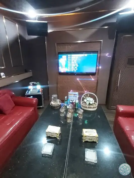 쇼파 쪽에서 바라본 룸 분위기