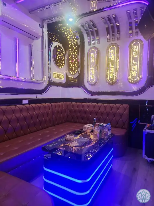 최신식 인테리어가 갖춰진 룸 전경