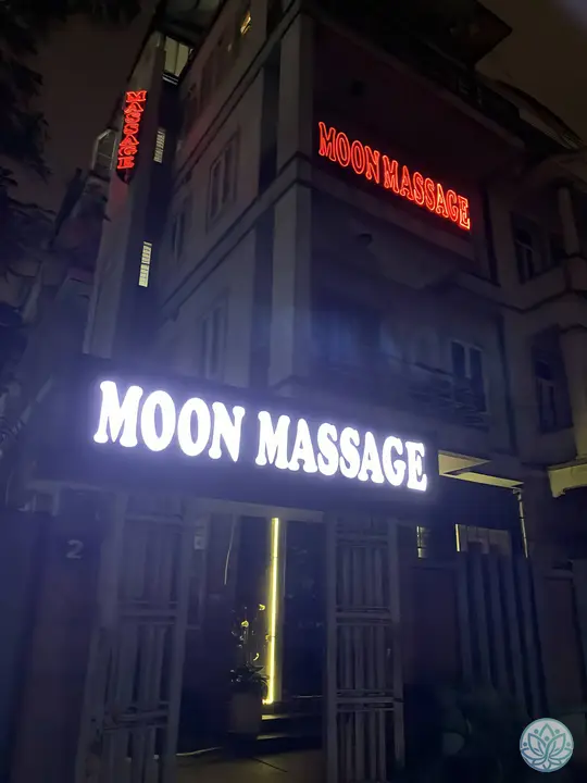 밤에 본 문마사지 건물 외관