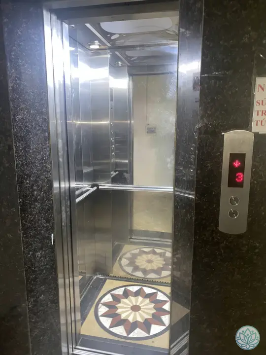 룸으로 올라가는 엘리베이터