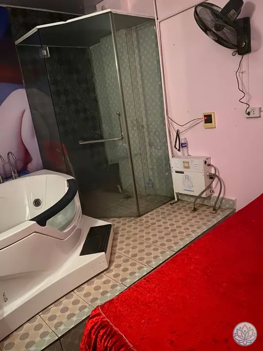 룸 내 샤워 시설과 욕조