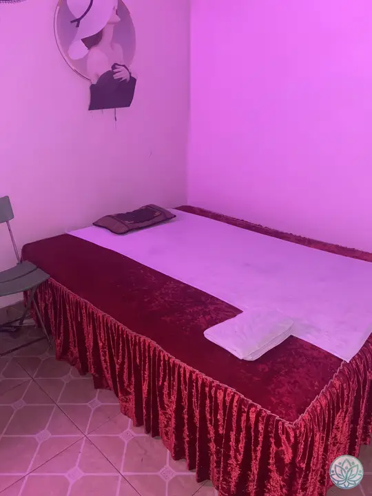 수건이 깔린 마사지 베드