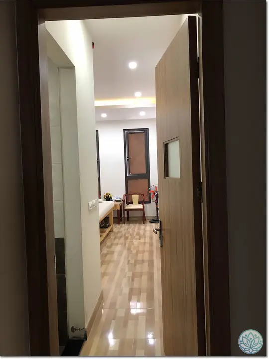 문 밖에서 바라본 룸 내부