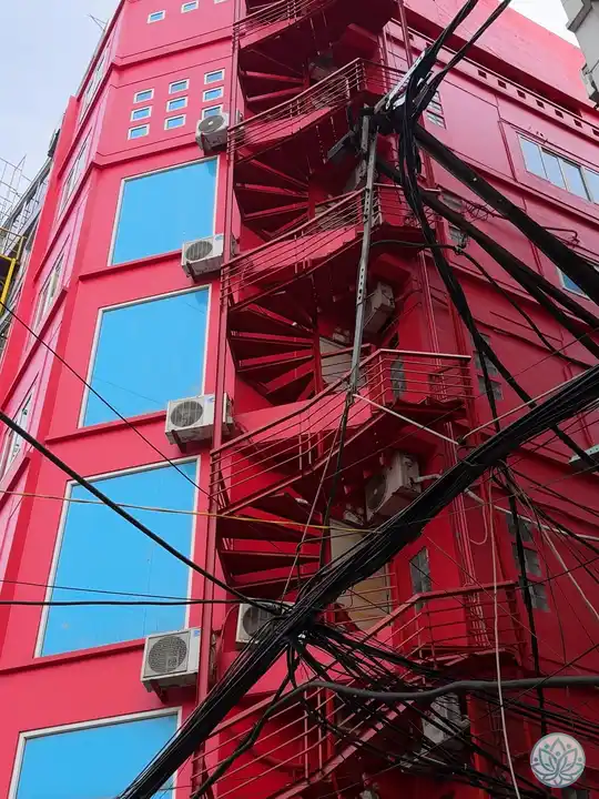 붉은색으로 통일된 건물