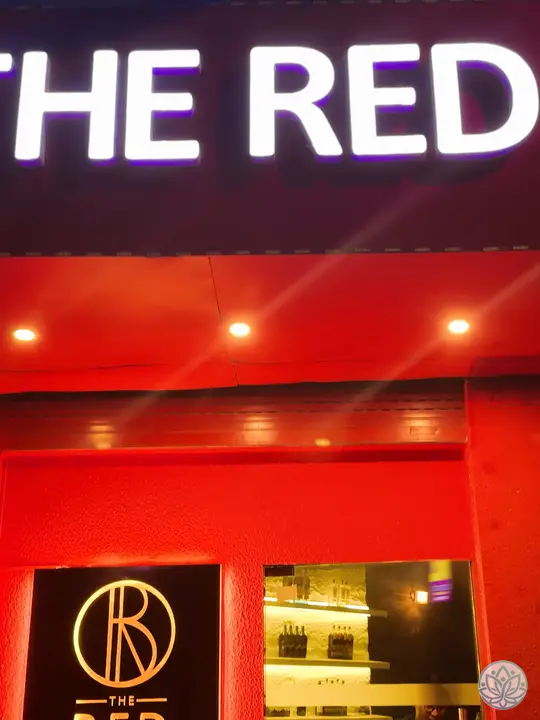 더 레드 입구 간판