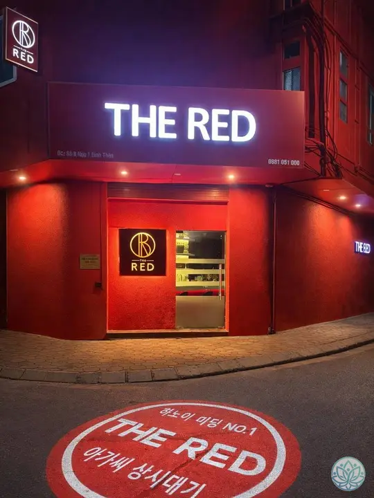 더 레드 로고가 인상적인 외관