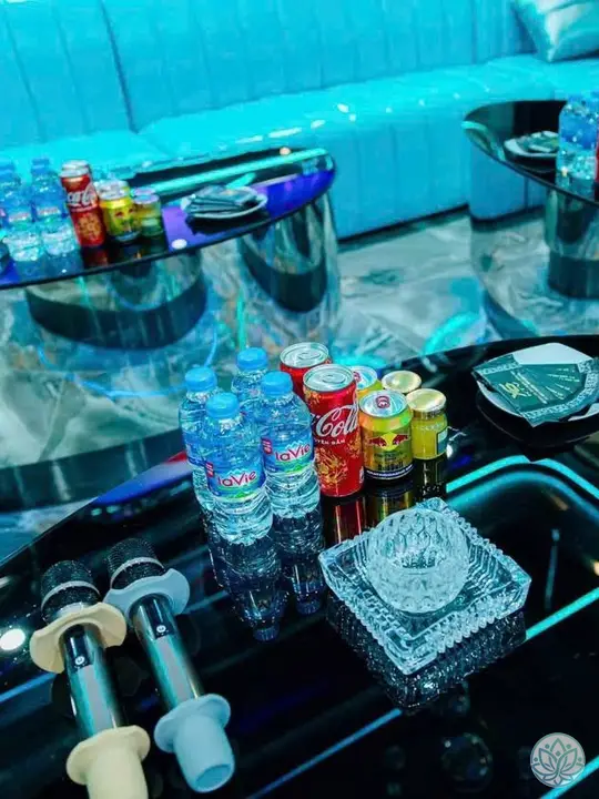 테이블 위 주류 세팅