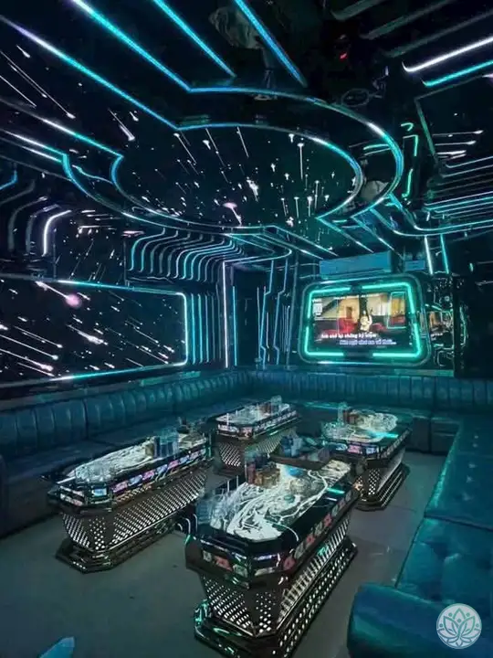 사이버네틱한 룸 내부