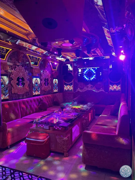 보랏빛 조명의 룸