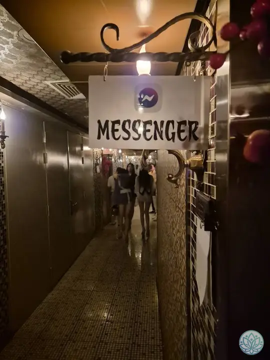 복도를 걷는 여성들