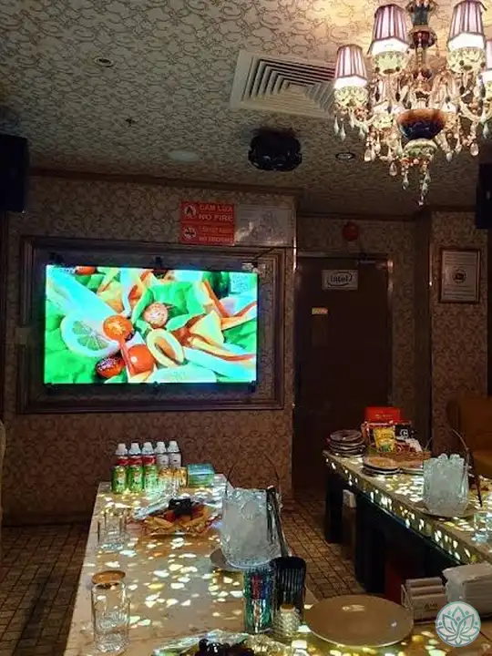 주류와 안주가 세팅된 모습