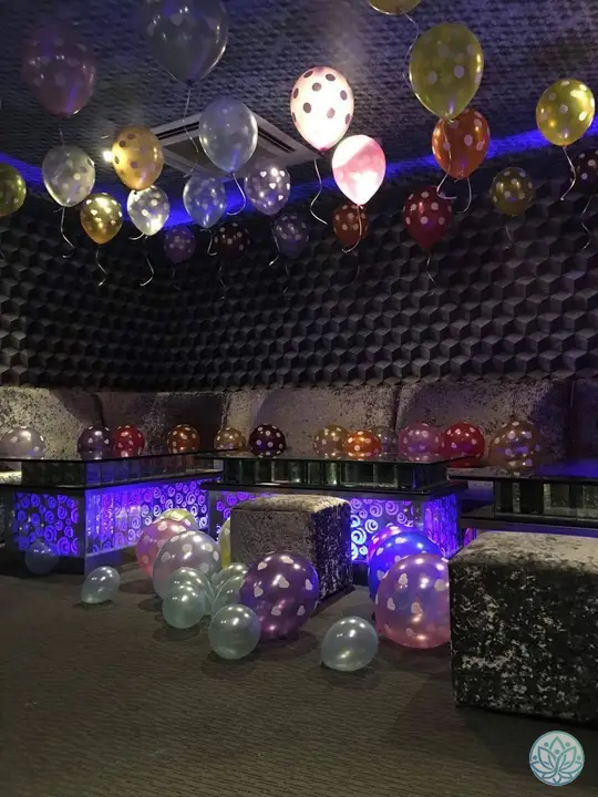 풍선 장식이 설치된 룸