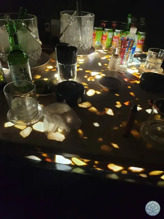 조명이 켜진 상태의 테이블 위