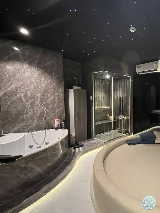 원형 베드와 욕조