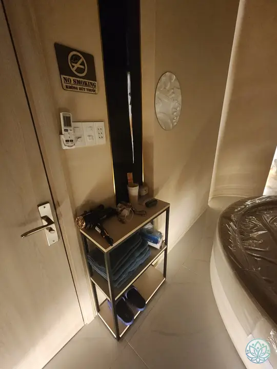 베드 옆에 비치된 일회용품들