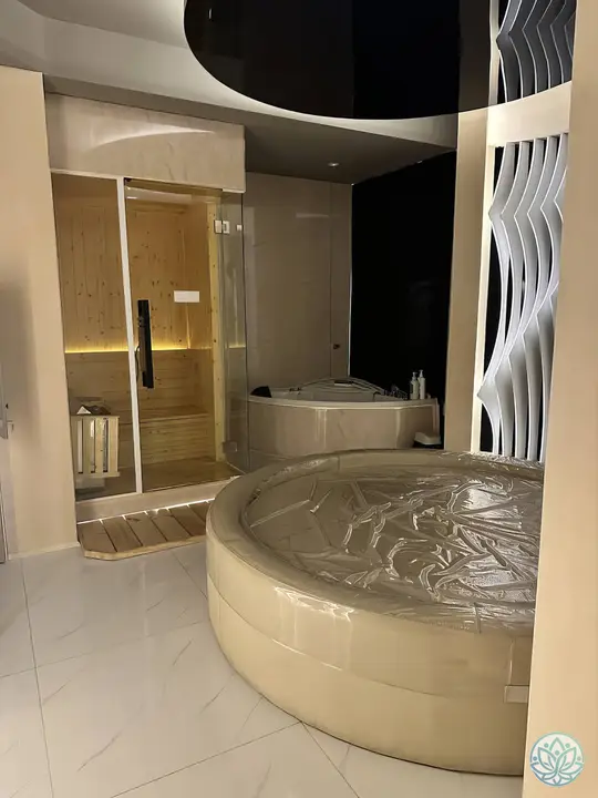 베드와 바로 옆 샤워시설