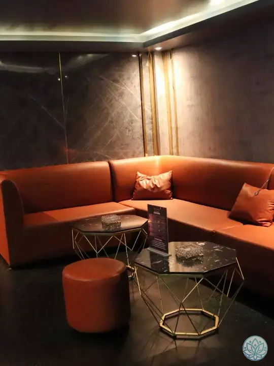 대기실 쇼파와 테이블