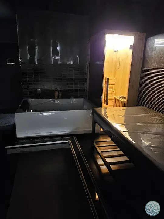 때밀이 베드가 포함된 룸의 전경