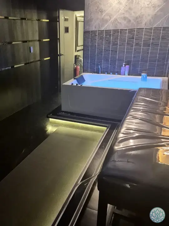 베드와 욕조가 포함된 룸