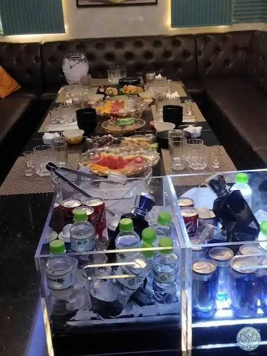 주류와 안주가 세팅된 테이블