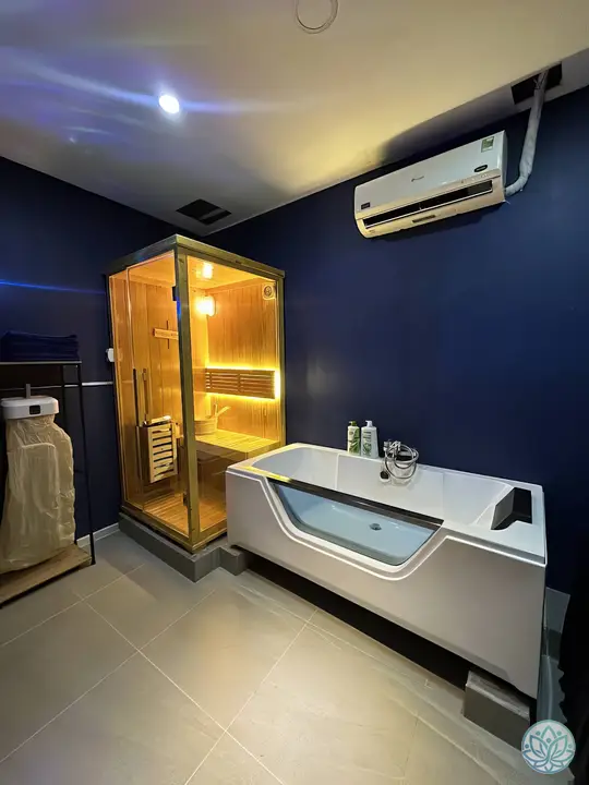 욕조와 사우나가 비치된 모습