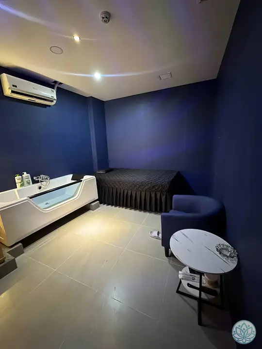 일반 마사지 베드와 욕조가 구비된 룸 