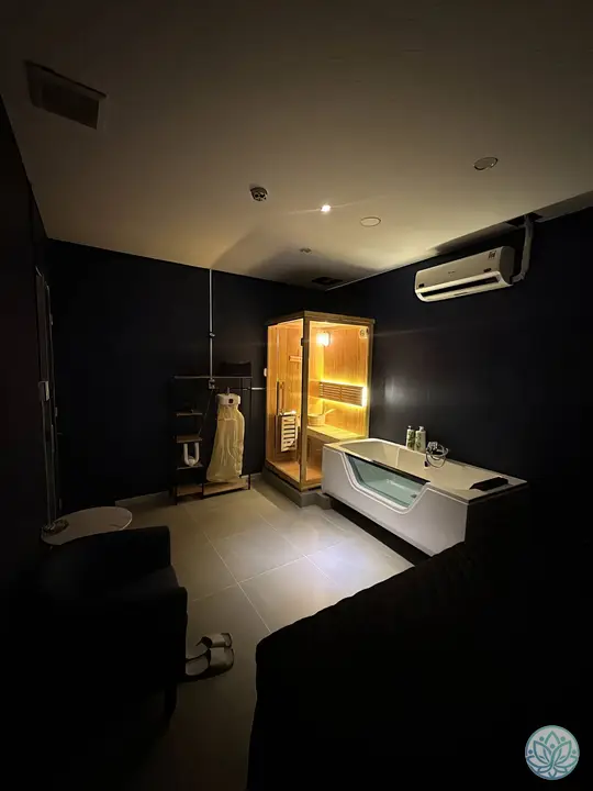 넓고 아늑한 마사지 룸 내부 전경