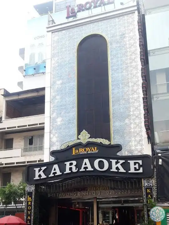 라로얄 가라오케 건물 입구와 외관