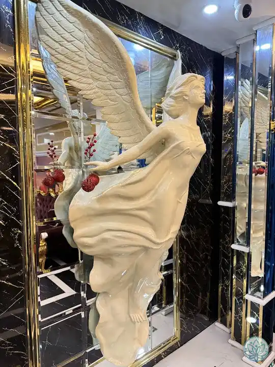 엘리베이터 앞의 천사 장식물