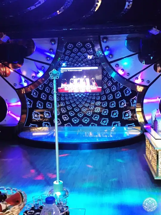 스탠딩 마이크가 설치된 무대형 룸