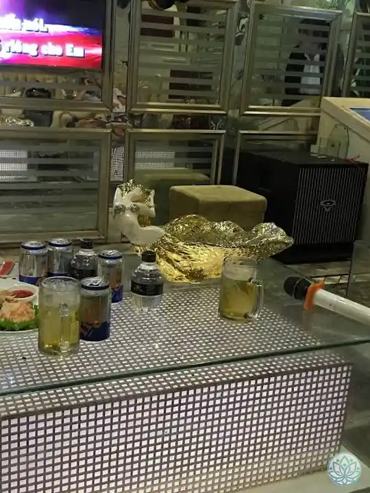 테이블 위 맥주들과 안주