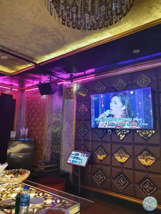 노래방 기기 화면과 내부 모습