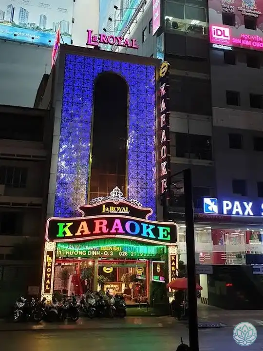 야간에 바라본 라로얄 건물 모습