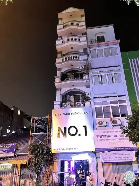 호치민 넘버원 가라오케 건물 외관 모습