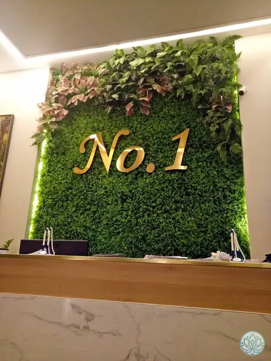 리셉션 벽면의 넘버원 로고
