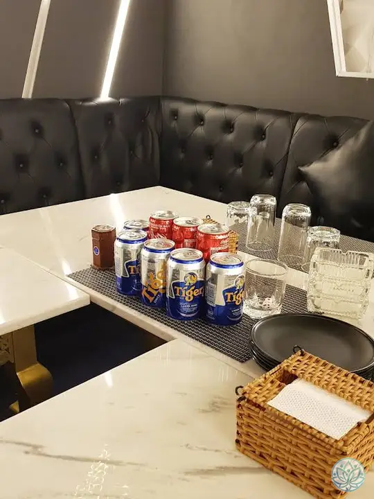 테이블 위에 세팅된 타이거 맥주