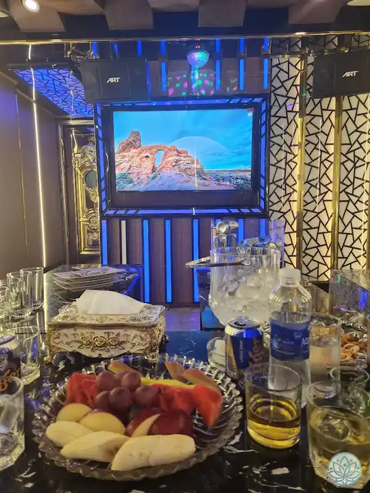 과일 안주와 노래방 기기