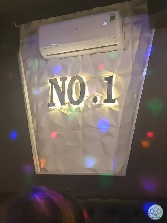 룸 내 벽면의 넘버원 로고