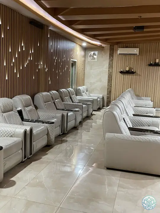 다수의 소파가 구비된 대기실