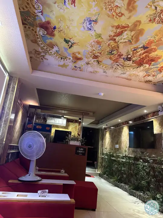 리셉션 데스크와 고객 대기 공간