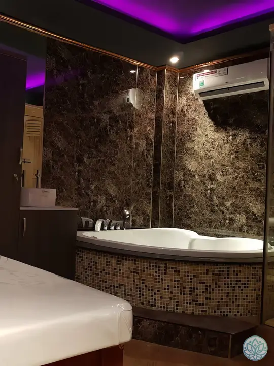 욕조와 마사지 베드