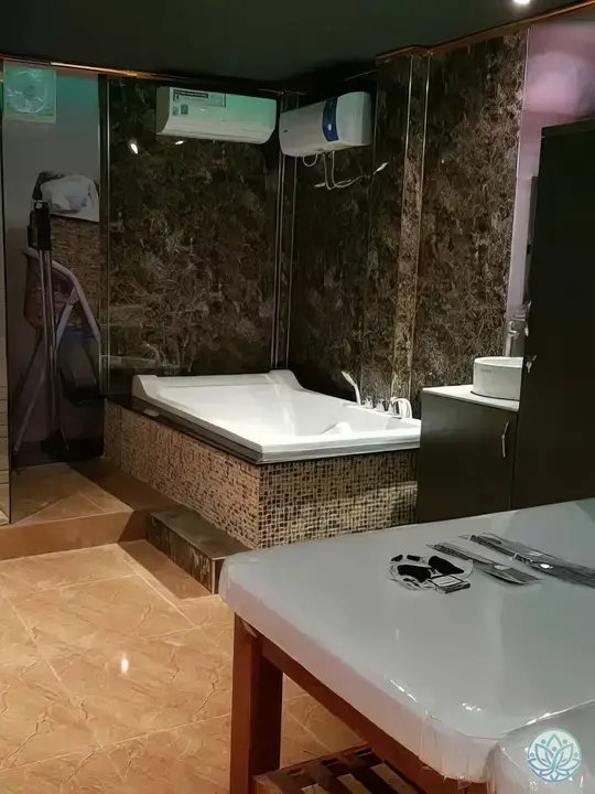 다른 각도에서 본 마사지 룸 내부