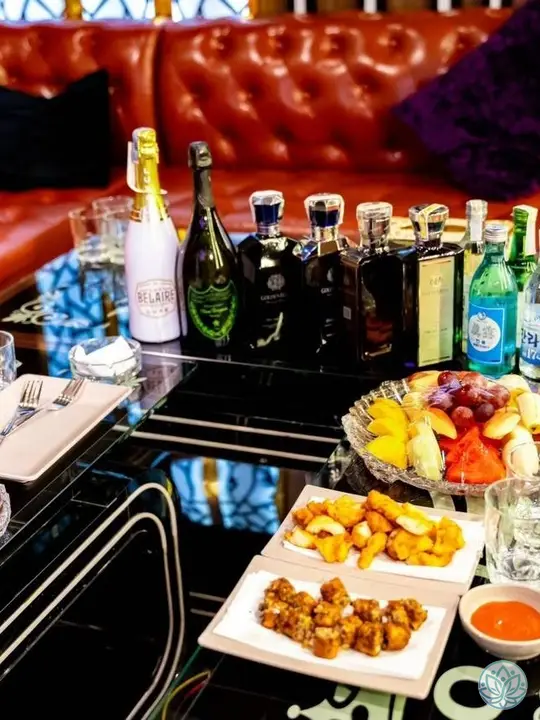 테이블 위의 주류와 안주