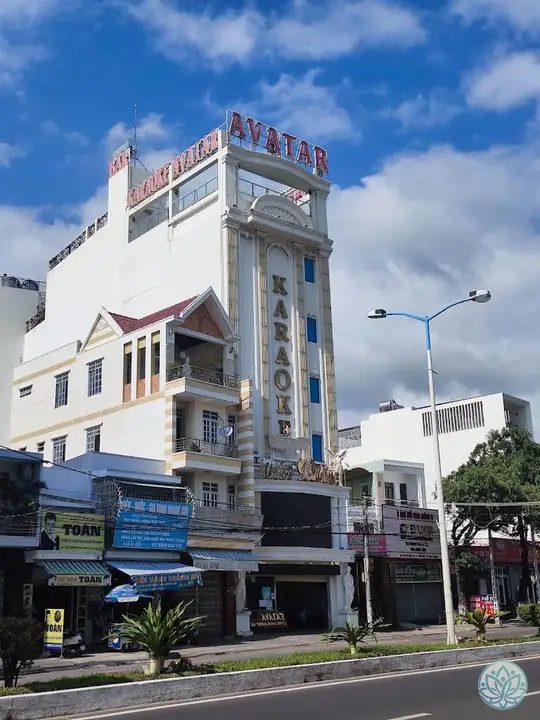 낮에 바라본 아바타 가라오케 건물 전경
