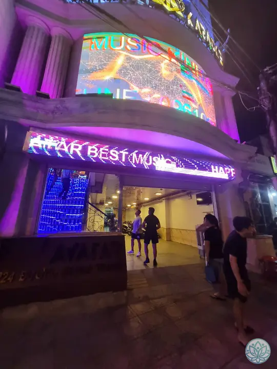 밤에 바라본 아바타 가라오케 건물 입구