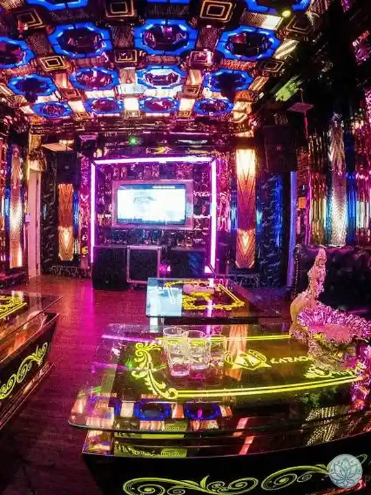 쇼파쪽에서 바라본 룸의 모습