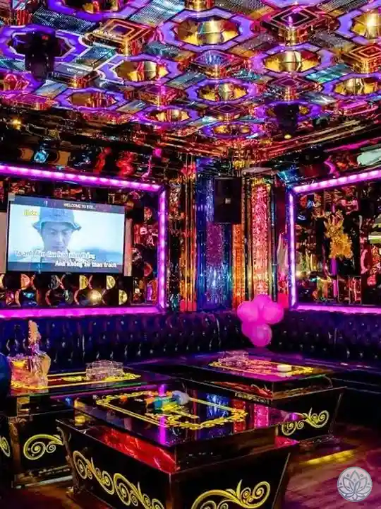 화려한 인테리어의 노래방 룸