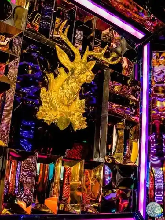 금색 사슴 머리 장식