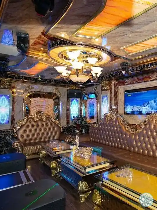 넓고 화려한 룸 공간